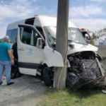 Otomobil, minib&uuml;se &ccedil;arptı: 15 yaralı