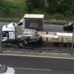 TEM'de feci kaza: TIR ile bariyer arasında sıkıştı