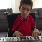 SMA hastası Umut, hayata piyano çalarak tutunuyor