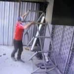 Soyguncu yaptıklarıyla pes dedirtti! Önce tozlarını süpürdü sonra çaldı