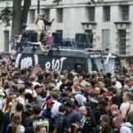 İngiltere'de gece kul&uuml;b&uuml; &ccedil;alışanları Kovid-19 kısıtlamalarını protesto etti