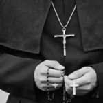 Yunanistan'da rahip dehşeti: Karara itiraz edip kezzapla saldırdı