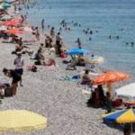 Son kısıtlama öncesi tatilciler sahile akın etti