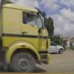 Tırın altında kalmaktan kıl payı kurtuldu!