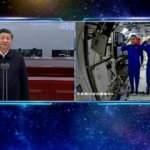 Uzay istasyonuna gönderilen 3 astronotu tebrik etti
