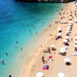 Antalya'nın meşhur plajına yoğun ilgi! Akın akın gidiyorlar