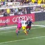 MLS'de ilginç gol! Atan da yiyen de şaşkın