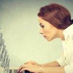 Ekran başında hareketsiz saatler adım adım kamburluğa yaklaştırıyor!