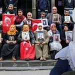 PKK’ya katılımı önleyen bariyer: HDP binaları önünde evlat nöbetleri 