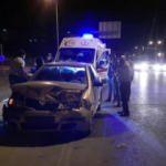 S&ouml;ke'de 2 ara&ccedil; kafa kafaya &ccedil;arpıştı: 3 yaralı