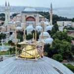 Sultanahmet Camii'nde en belirgin değişiklik! Vinçlerle yerleştiriliyor
