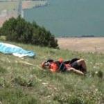 Yama&ccedil; paraş&uuml;t&ccedil;&uuml;s&uuml;n&uuml;n talihsiz kazası: Kalkış yaparken yuvarlandı