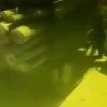 Yolda yürürken traktör üstünden geçti! Dehşet anları kamerada
