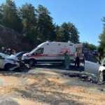 Antalya'da iki otomobil çarpıştı: 1 ölü, 6 yaralı