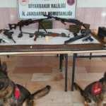 Diyarbakır&rsquo;da şok eden g&ouml;r&uuml;nt&uuml;ler! Cami bah&ccedil;esinden cephanelik &ccedil;ıktı