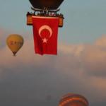 Kapadokya&rsquo;da balonlar 15 Temmuz i&ccedil;in havalandı