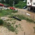 Rize'de etkili olan şiddetli sağanak heyelanlara ve bazı yolların kapanmasına neden oldu