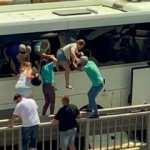 Turistler kaza yapan otobüsten camları kırıp kurtuldu