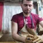 &Uuml;lkesinden ka&ccedil;arak geldi, dededen kalma ustalığını T&uuml;rkiye&rsquo;de s&uuml;rd&uuml;r&uuml;yor