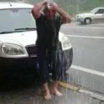 Yağmuru özleyen Rizeli sağanak yağışın altında duş aldı