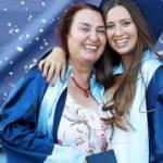 İzmir'de anne ile kızı aynı üniversiteden mezun oldu