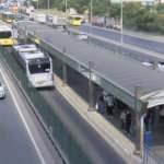 İstanbul'da aşırı sıcak hava yüzünden metrobüs yolundaki asfalt eridi