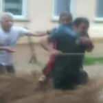 Rize sele teslim! Mahsur kalan çocuğu böyle kurtardılar