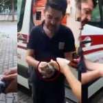 Bakan Koca paylaştı! Sağlık çalışanlarının yavru kuşa müdahale ettiği dakikalar...