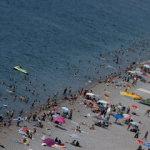 'Turizmin başkenti' Antalya'da sahiller doldu taştı