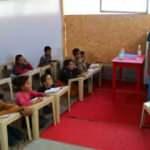 Suriye'deki savaştan kaçan hukuk öğrencisi, çadırda okuma yazma öğretiyor!