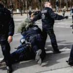 Berlin'de izinsiz korona protestolarında göstericiler ile polis arasında arbede