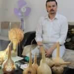 Denizli'de bahçesinde ürettiği su kabaklarını sanat eserine dönüştürüyor
