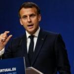 Fransa'da zorunlu aşı öfkesi: Belediye binasını basıp Macron'un portresini parçaladılar