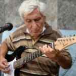 Huzurevinde müzikle hayata tutunan gitarist şarkılarıyla arkadaşlarına moral veriyor