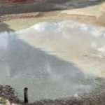 Suyu azalan gölete balıklar için su takviye edildi