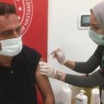 Annesini koronadan kaybetti, arkadaşlarını aşı olmaya götürüyor