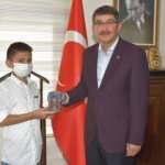 10 yaşındaki Alperen afetzedelere kumbarasını bağışladı