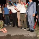 Dev konvoyla Türkiye'ye geldiler! Aracından inip secdeye kapandı