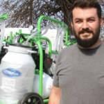 Hayırsever iş insanı yangında zarar gören ihtiyaç sahiplerine süt sağma makinesi dağıtıyor