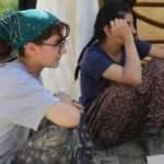 Kanser halasını selden kurtarmak i&ccedil;in sırtında taşıdı