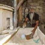 Tuncelili iş insanı baba yadigarı asırlık su değirmeninde doğal yöntemlerle un üretiyor