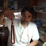 100 yıllık tesbih alıcısını bekliyor, fiyatı dudak u&ccedil;uklatıyor!