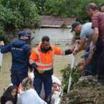 Batı Karadeniz'i sel vurdu: 13 yaşındaki kız &ccedil;ocuğu selde kayboldu