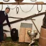 Eşyalarını atmaya kıyamayınca o da evini m&uuml;ze yaptı