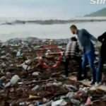 Hayat kurtaran zincir! Selde denize s&uuml;r&uuml;klen yavru k&ouml;pek b&ouml;yle kurtarıldı