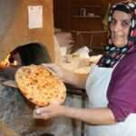 Kadınlar mahalle fırınlarında 19 yıldır Çeçen ekmeği yapıyor