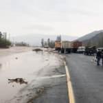 Oltu'da 15 dakika etkili olan sağanak yağış karayolunu kapattı