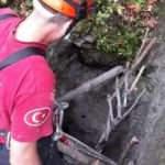 Define ararken kazdığı &ccedil;ukurda &ouml;l&uuml; bulundu!