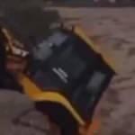 Sinop'ta sel suları iş makinesini b&ouml;yle yuttu 