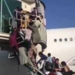 Kabil'den kaçış için Afganlar uçaklara tırmandı! Kaos başladı